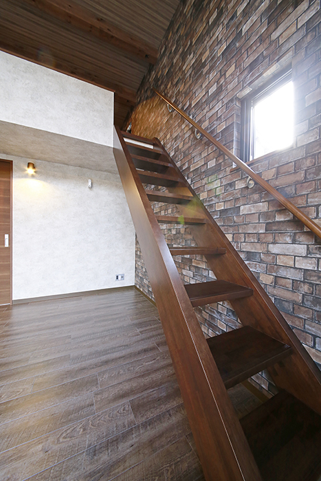 名古屋　土地活用　ブルックリンカフェ風アパートメント　ESPRESSO　階段